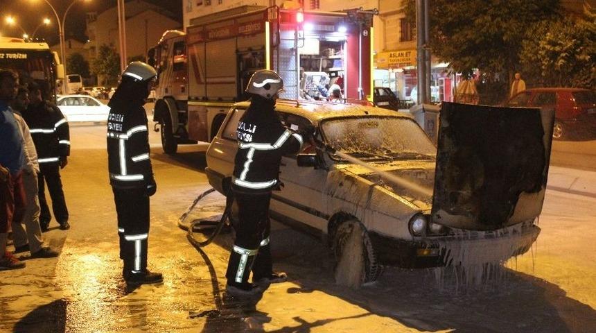 Seyir Halindeki Otomobilin Motor Kısmı Yandı