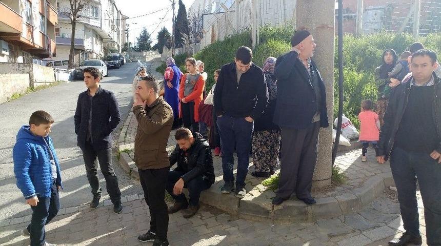 Binada Oluşan &Ccedil;atlaklar Apartman Sakinlerini Sokağa D&ouml;kt&uuml;