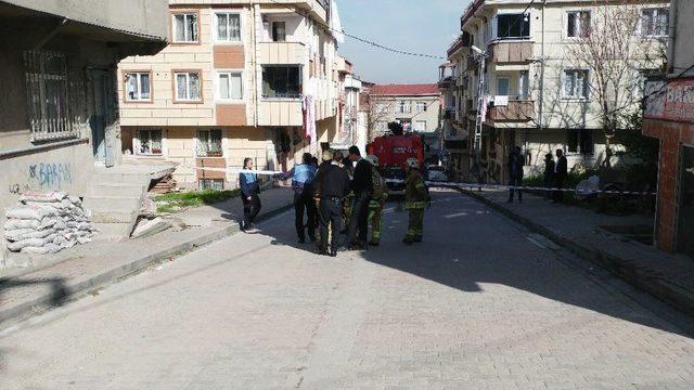 Binada Oluşan Çatlaklar Apartman Sakinlerini Sokağa Döktü