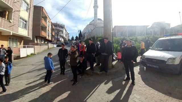 Binada Oluşan Çatlaklar Apartman Sakinlerini Sokağa Döktü