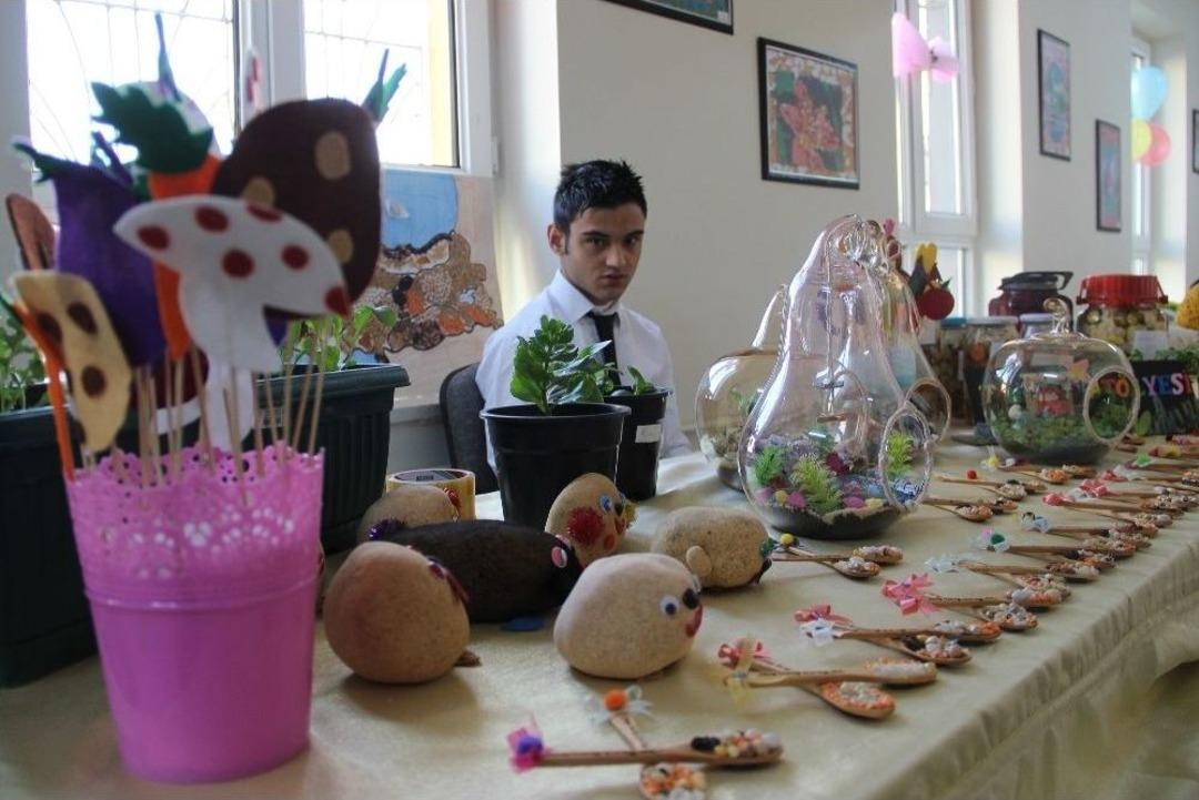 Zihinsel Engelli Gen&ccedil;ler Ev Ortamında Eğitim G&ouml;r&uuml;yor