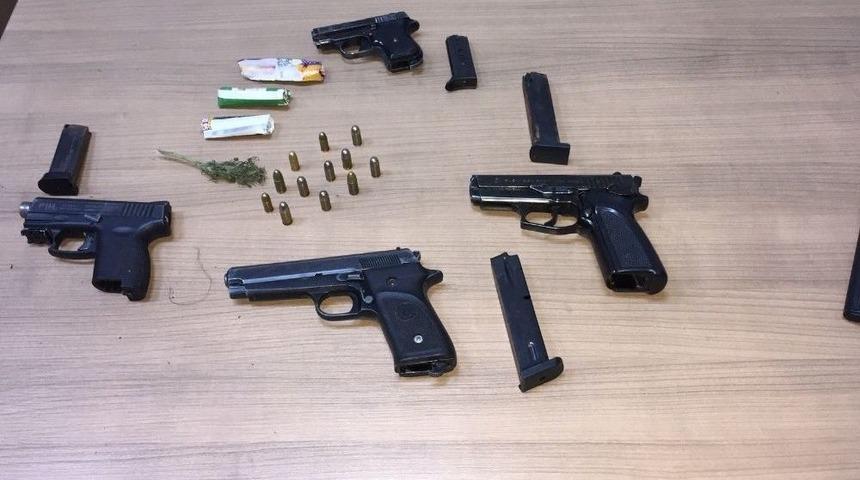 Uyuşturucu Operasyonunda 4 Adet Ruhsatsız Silah Ele Ge&ccedil;irildi