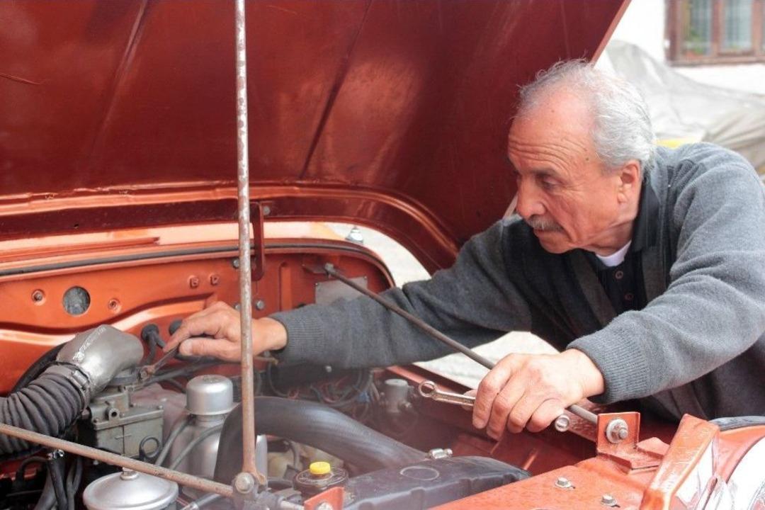 65 Yıllık Klasik Kamyonet İle 64 Yaşındaki Ustanın Ser&uuml;veni