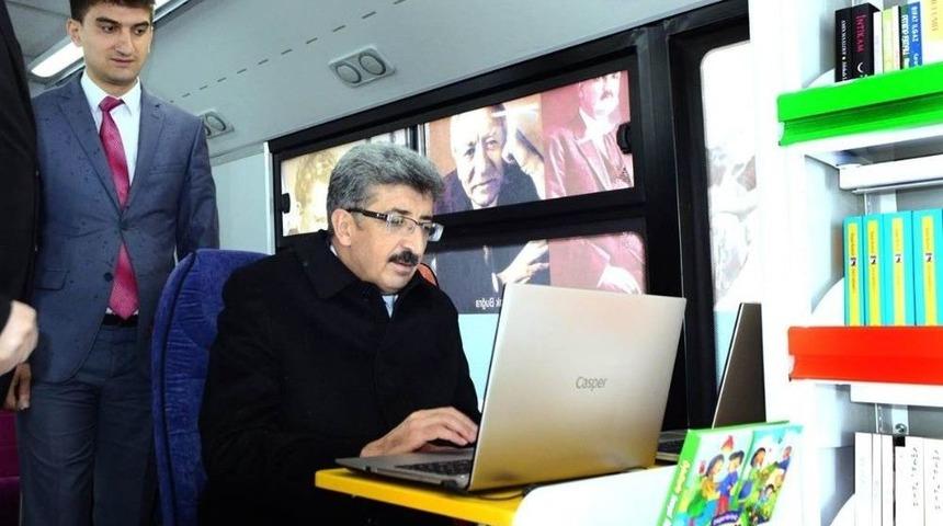 Vali Bilmez, Gezici K&uuml;t&uuml;phane Aracında İncelemelerde Bulundu