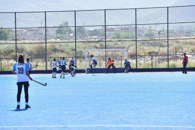 Okul Sporları Hokey Gençler Türkiye Şampiyonası Başladı