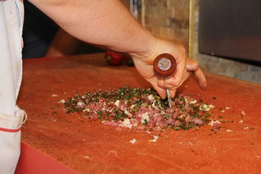 Hatay&rsquo;ın Vazge&ccedil;ilmez Lezzeti: Tepsi Kebabı