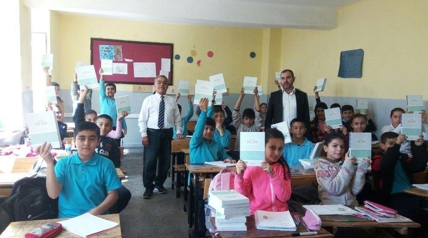 Kütüphane Haftası’nda Kitap Dağıtımı Yapıldı