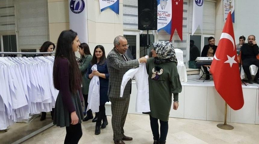 Van Yy&uuml;&rsquo;de Diş Hekimi Adayları T&ouml;renle Beyaz &Ouml;nl&uuml;klerini Giydi