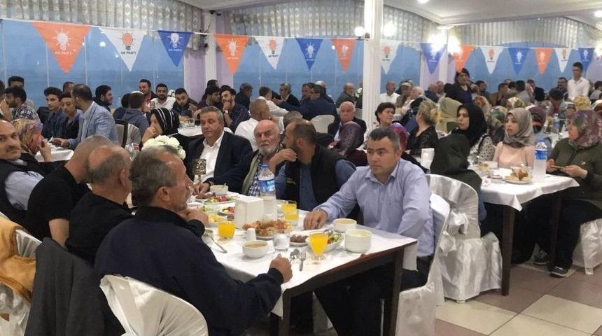 Ak Parti Teşkilatına İftar Yemeği Verdi