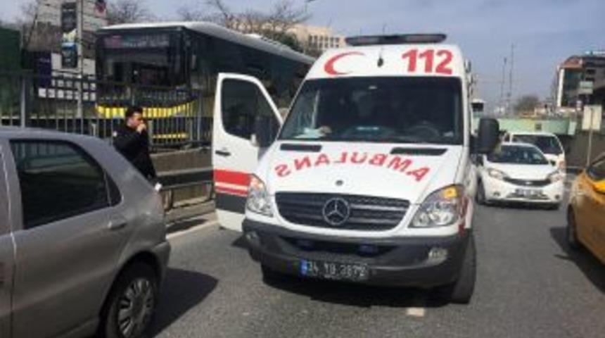 Erkek Arkadaşına Kızdı, Seyir Halindeki Ara&ccedil;tan Atladı