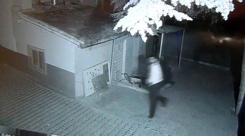 Polisle &Ccedil;atışan Yağma Ş&uuml;phelileri G&uuml;venlik Kamerasında