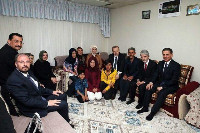 Cumhurbaşkanı Erdoğan Ve Eşi İftarda Bağlum’da Bir Aileye Konuk Oldu