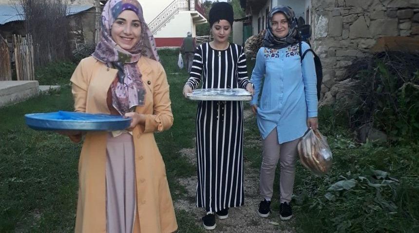 Şiran&rsquo;da &Ouml;ğrenciler Yaşlıların Sofrasına Konuk Oldu