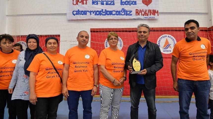 Sporcu Velilerinden Başkan Uysal&rsquo;a Plaket