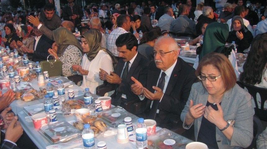 Şahin Arabanlılarla İftar A&ccedil;tı