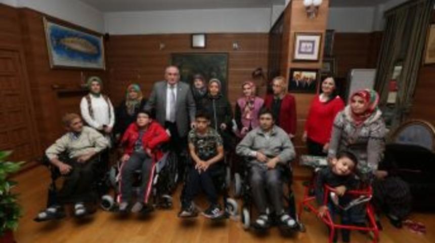 Başkan Yılmaz&rsquo;dan &lsquo;engelsiz Yaşam Merkezi&rsquo; M&uuml;jdesi