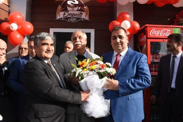 Tarsus’ta Engelliler İçin Empati Kafe Açıldı