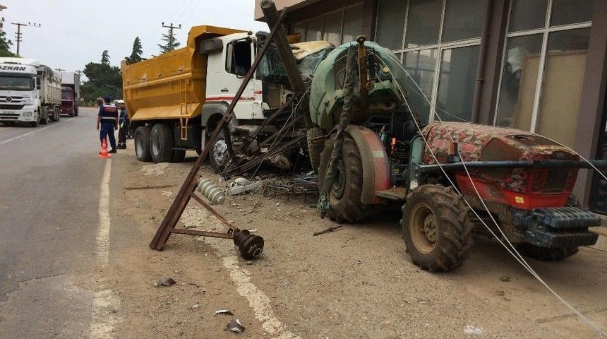 Hızını Alamayan Kamyon Elektrik Direğini Devirdi