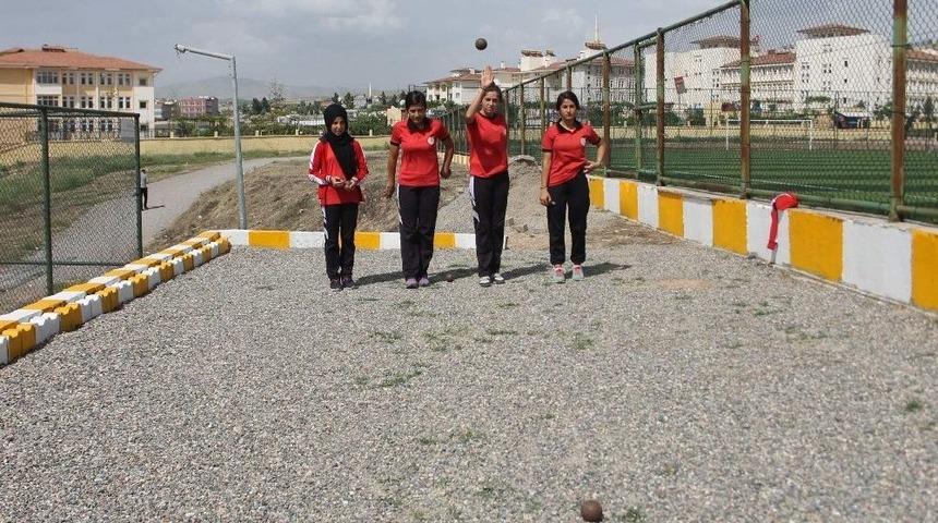 Yatılı Okuldan D&uuml;nya &Uuml;&ccedil;&uuml;nc&uuml;l&uuml;ğ&uuml;ne