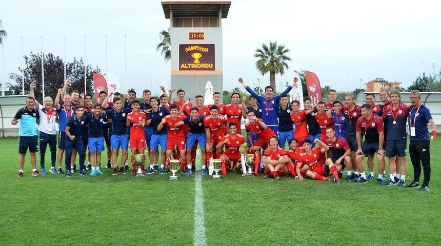 Kupa Canavarı Altınordu