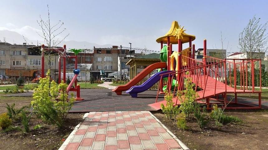Bu Parkta &Ccedil;ocuklar Hem Oynayacak, Hem Dalından Meyve Yiyecek