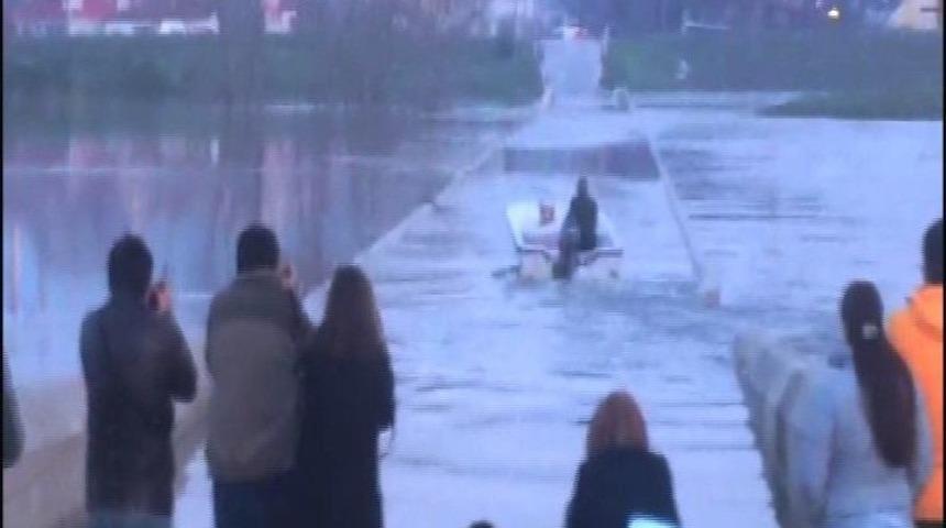 (&ouml;zel Haber) Sular Altında Kalan Tarihi K&ouml;pr&uuml;de Tekne Turu