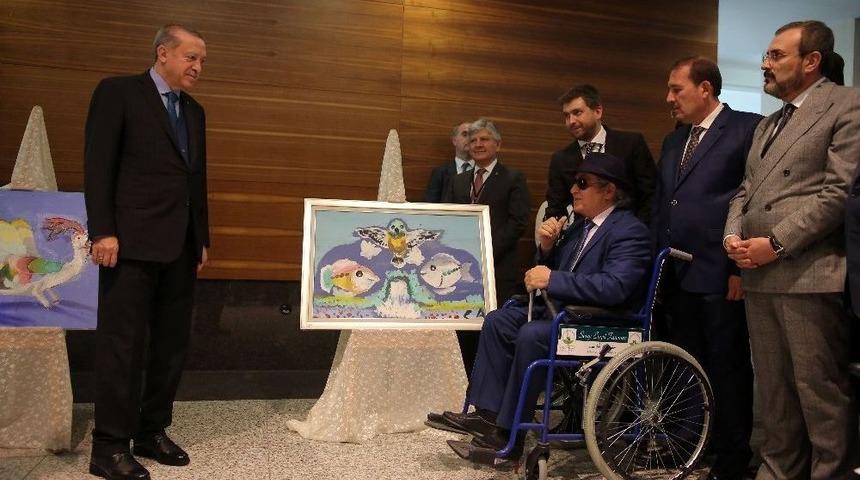 Cumhurbaşkanı Erdoğan, G&ouml;rme Engelli Ressamın Sergisini Gezdi