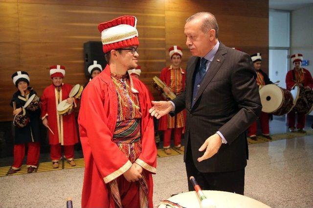 Cumhurbaşkanı Erdoğan, Görme Engelli Ressamın Sergisini Gezdi