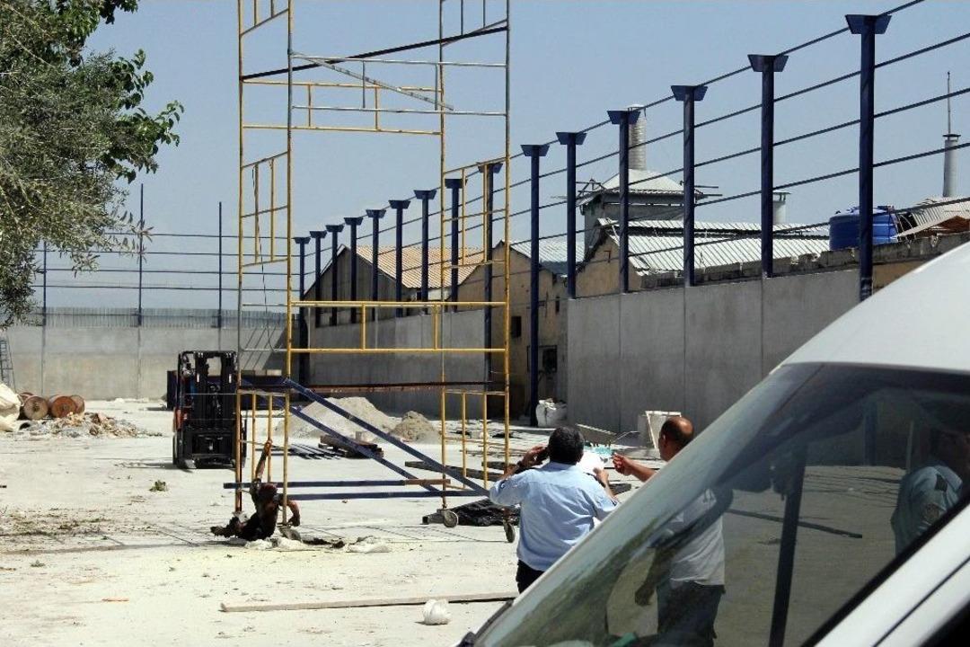 Adana&rsquo;da Plastik Fabrikasında &Ccedil;atı Yaparken Akıma Kapılan 2 İş&ccedil;i &Ouml;ld&uuml;, 1 İş&ccedil;i Yaralandı