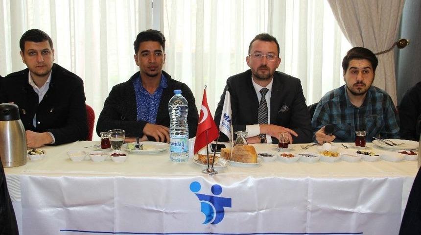 Magider &Uuml;niversiteli Gen&ccedil;lere Y&ouml;n Veriyor