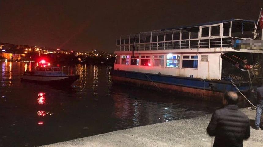 Gezinti Teknesine Kumar Baskını: 30 G&ouml;zaltı