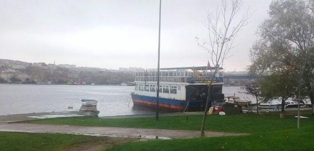 Gezinti Teknesine Kumar Baskını: 30 Gözaltı