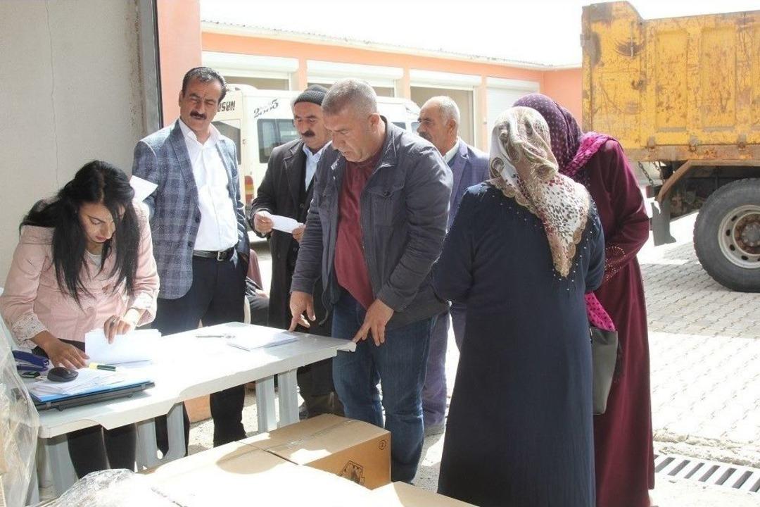 Başkale Belediyesinde İhtiya&ccedil; Sahiplerine Yardım