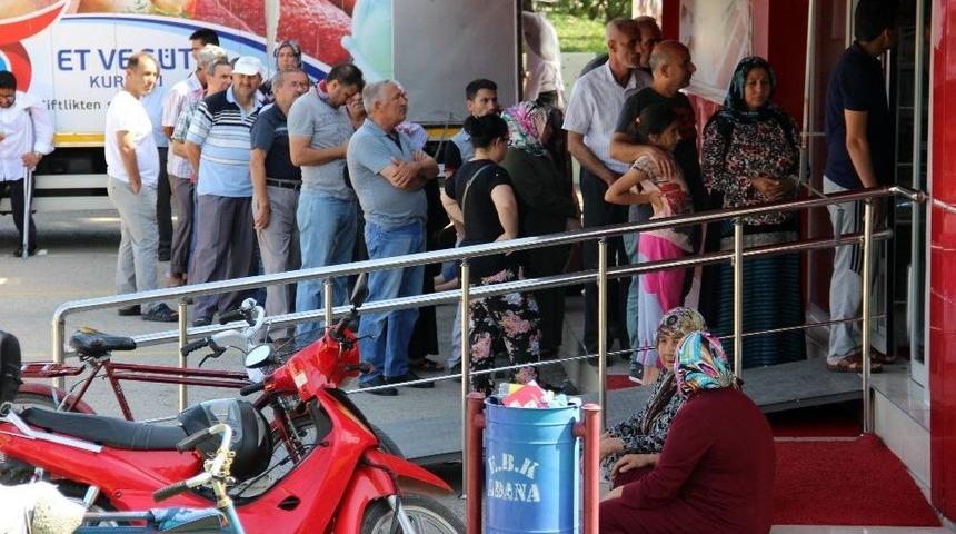 Ucuz Et İ&ccedil;in Ortalama Yarım Saat Sıra Bekliyorlar