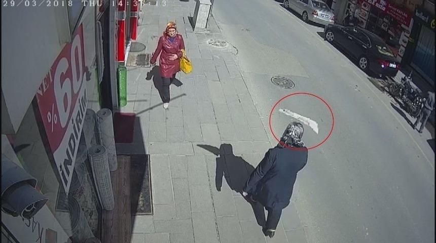 Bir Adımla Kurtuldu