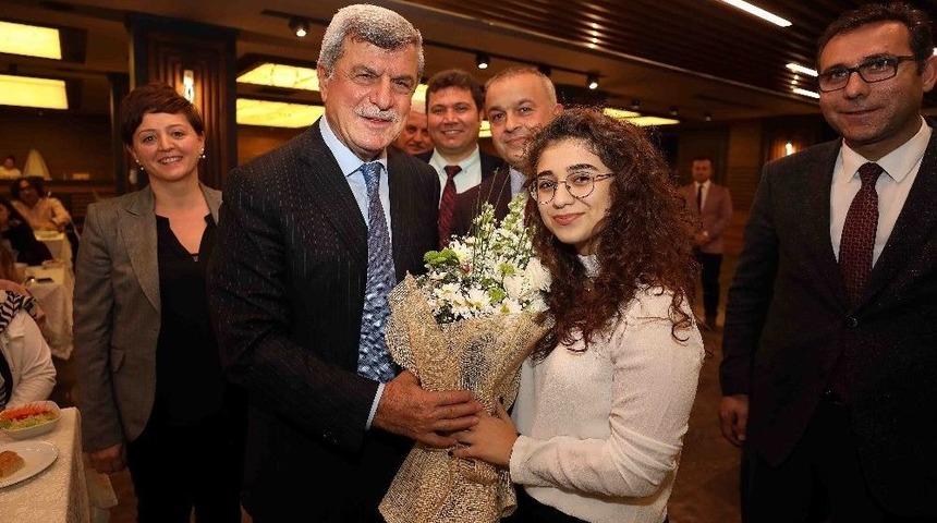 Karaosmanoğlu, &Ouml;ğretmenler Ve &Ouml;ğrencilerle Bir Araya Geldi