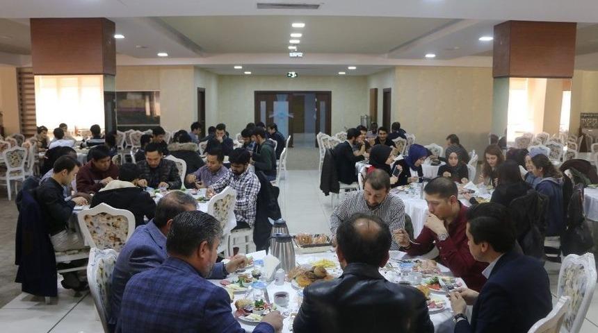 Ak Parti Gen&ccedil;lik Kolları Misafir &Ouml;ğrencilerle Kahvaltıda Buluştu