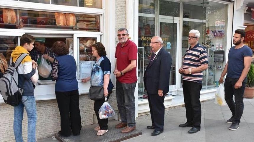 Pide Kuyruğunda Korumasız Belediye Başkanı
