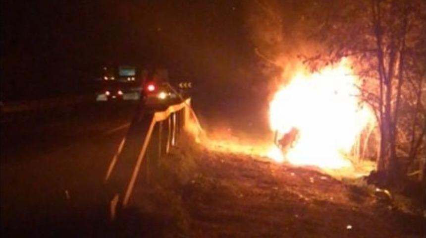 Kaza Yapan Ara&ccedil; Alev Alev Yandı: 2 Yaralı