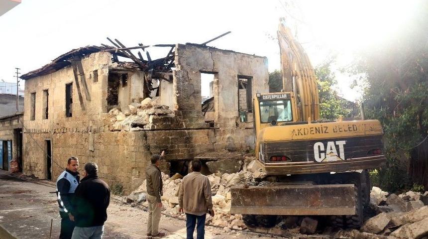 Akdeniz&rsquo;deki Metruk Bina Ekipler Tarafından Yıkıldı