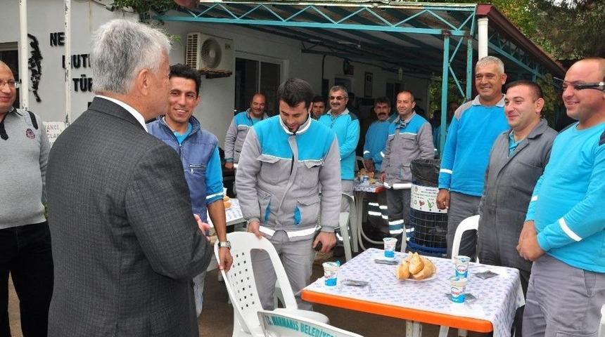 Dağdan Toplayıp Arkadaşlarına Ziyafet &Ccedil;ektiler