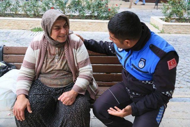 Milas’ta Sokakta Yaşayan Yaşlı Kadın Yardımı Reddediyor