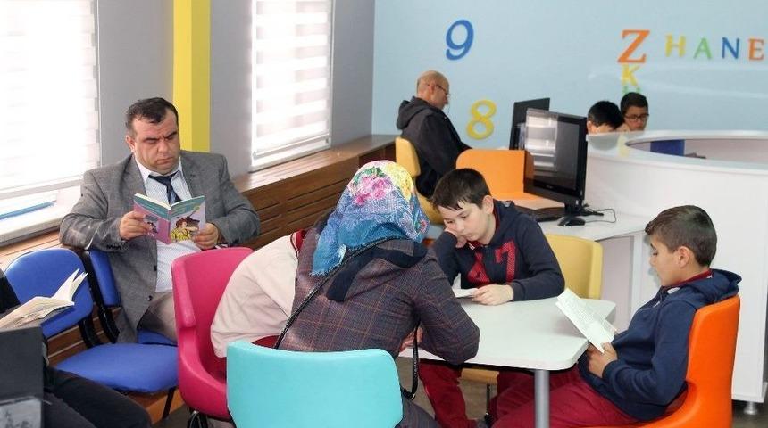 Akdağmadeni&rsquo;nde &Ouml;ğrenci, Veli Ve &Ouml;ğretmenler Birlikte Kitap Okuyor