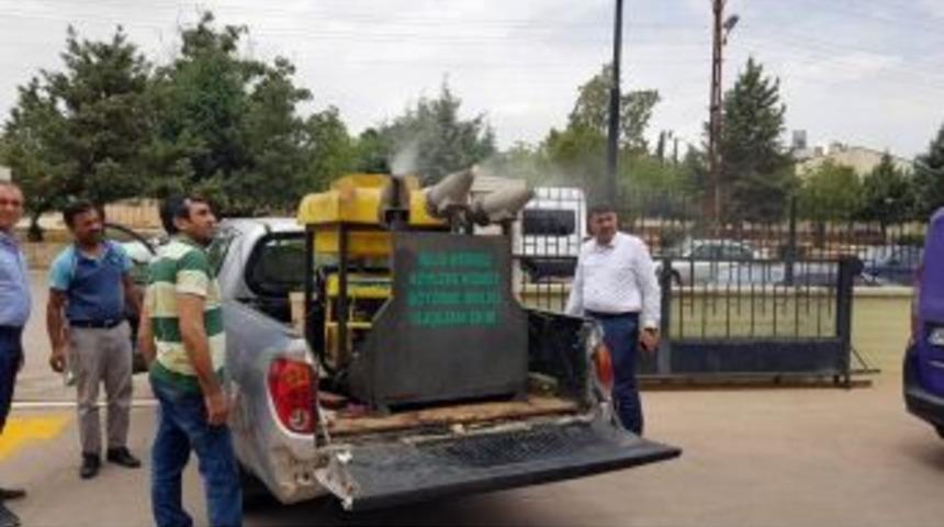 Köylerde Sinekle Mücadele Sürüyor