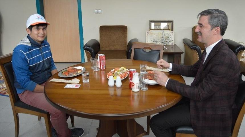 Engelli Gencin Başkanla Yemek Yeme Hayali Ger&ccedil;ekleşti