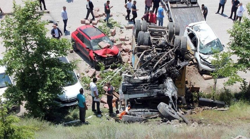 Kamyon Hastane Otoparkına Devrildi, 4 Ara&ccedil; Hurdaya D&ouml;nd&uuml;