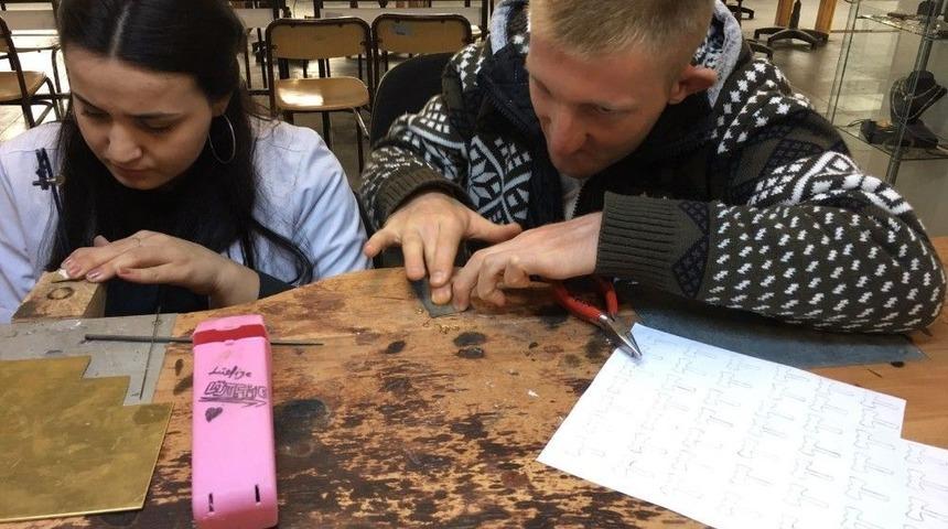 &Uuml;niversiteli &Ouml;zel Bireyler Sergi İ&ccedil;in Hazırlanıyor