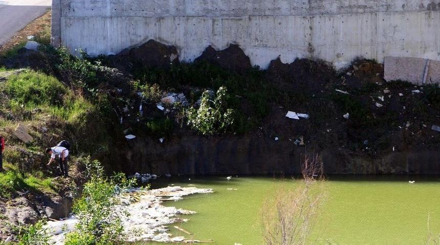 &Ouml;ğrencilerin Okul Yolunda Tehlikeli Oyunu