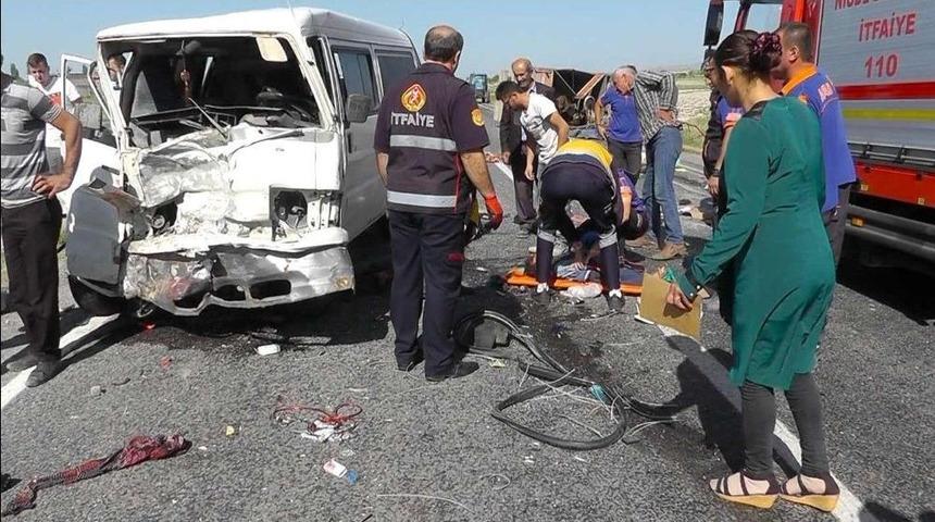 Niğde&rsquo;de Minib&uuml;s İle Kamyonet &Ccedil;arpıştı: 7 Yaralı