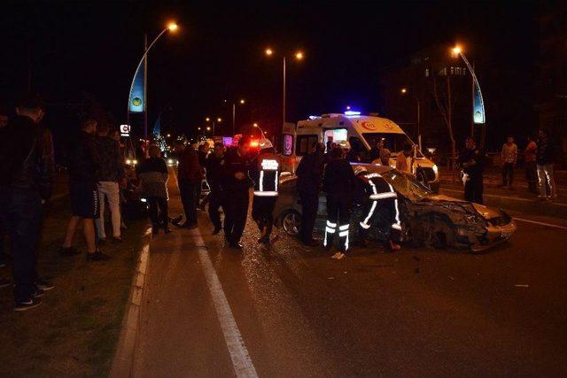 Malatya’da Refüje Çarpan Otomobil Takla Attı: 4 Yaralı